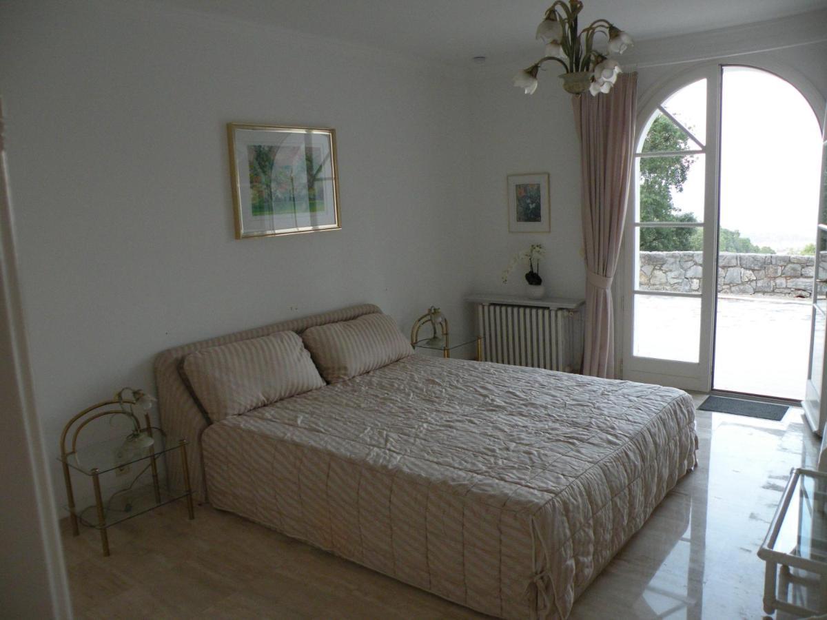 Chambre Luxueuse Avec Immense Piscine Vue Sur La Baie De Cannes Et L Esterel Avec Possibilite De Cabine 3 Personnes Guest house