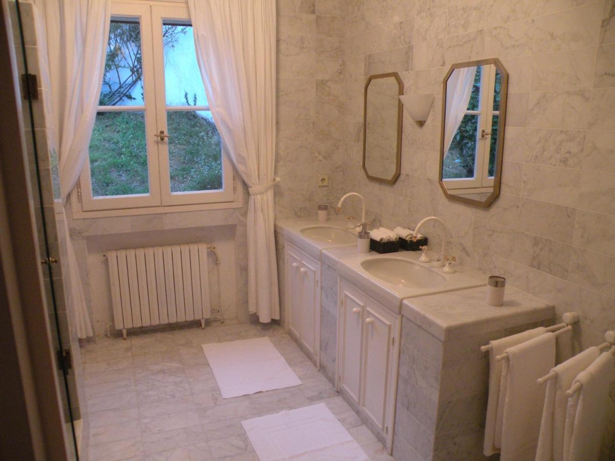 Chambre Luxueuse Avec Immense Piscine Vue Sur La Baie De Cannes Et L Esterel Avec Possibilite De Cabine 3 Personnes * Frejus