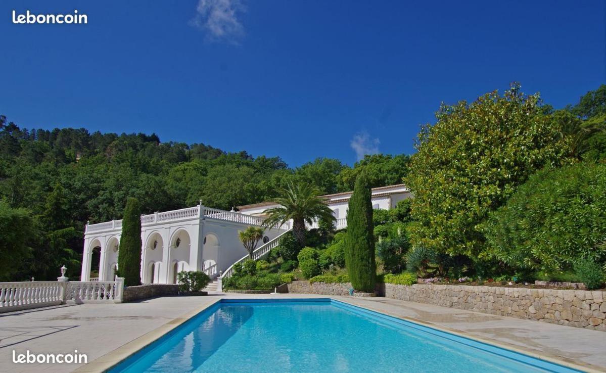 Chambre Luxueuse Avec Immense Piscine Vue Sur La Baie De Cannes Et L Esterel Avec Possibilite De Cabine 3 Personnes Guest house Frejus