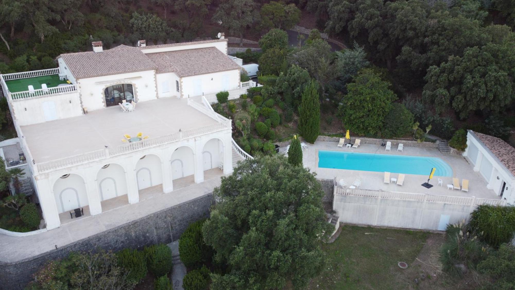 Chambre Luxueuse Avec Immense Piscine Vue Sur La Baie De Cannes Et L Esterel Avec Possibilite De Cabine 3 Personnes Frejus