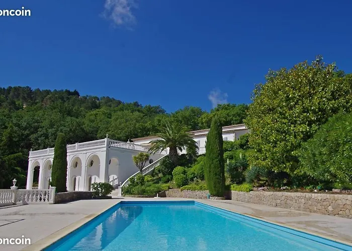 Chambre Luxueuse Avec Immense Piscine Vue Sur La Baie De Cannes Et L Esterel Avec Possibilite De Cabine 3 Personnes